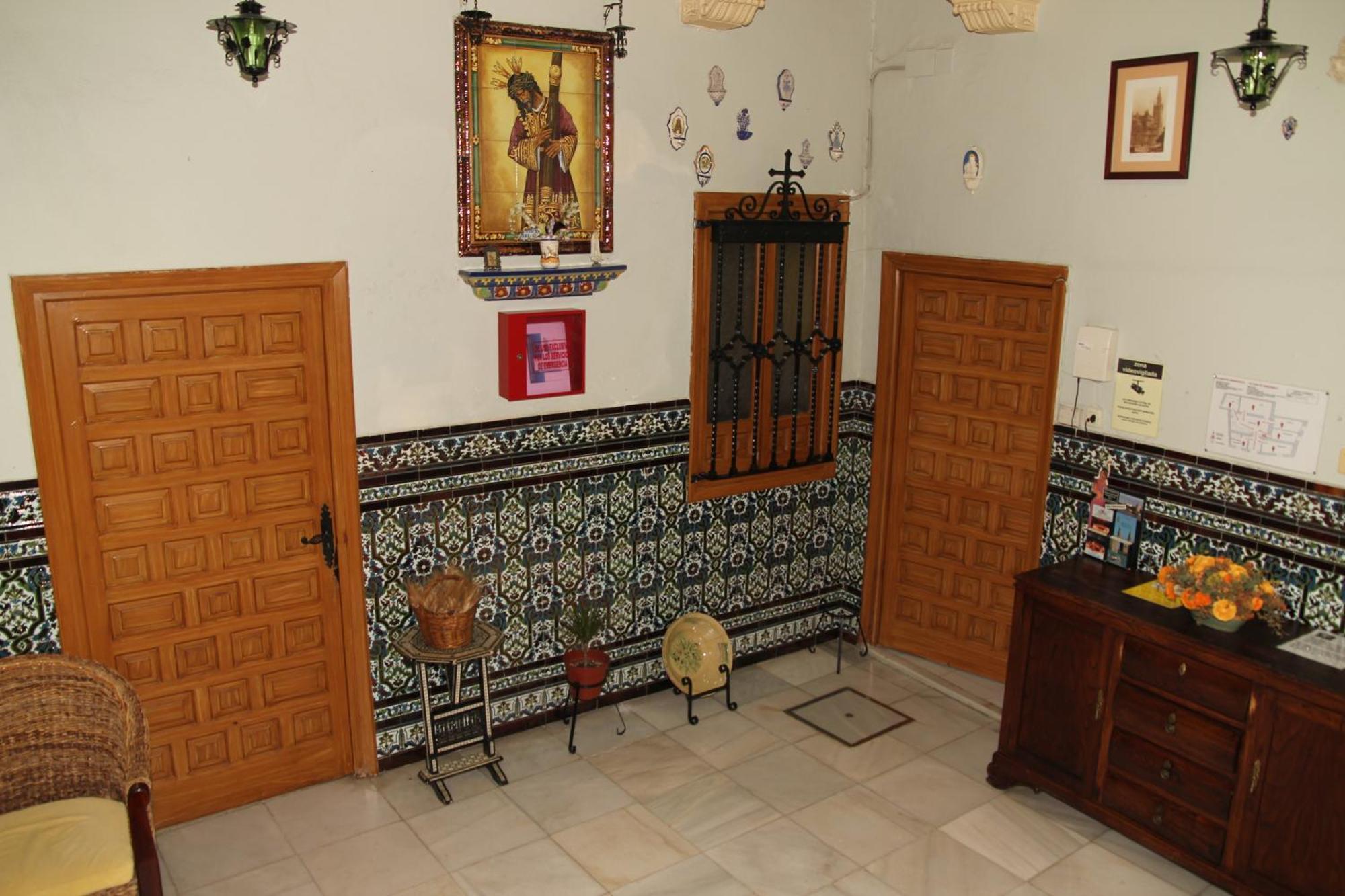 Pension Catedral Sevilla Bagian luar foto