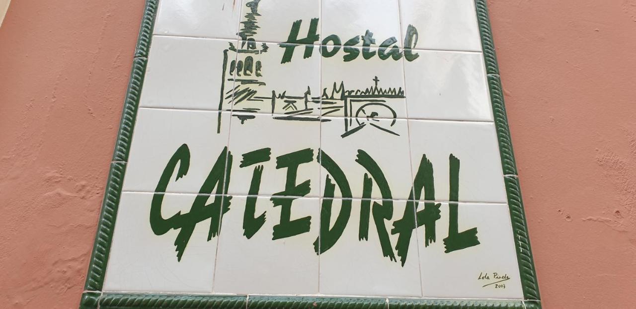 Pension Catedral Sevilla Bagian luar foto