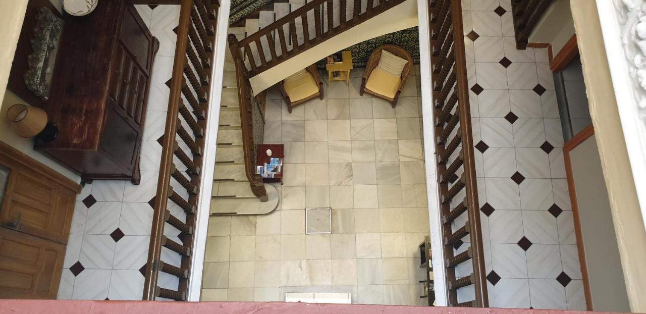 Pension Catedral Sevilla Bagian luar foto